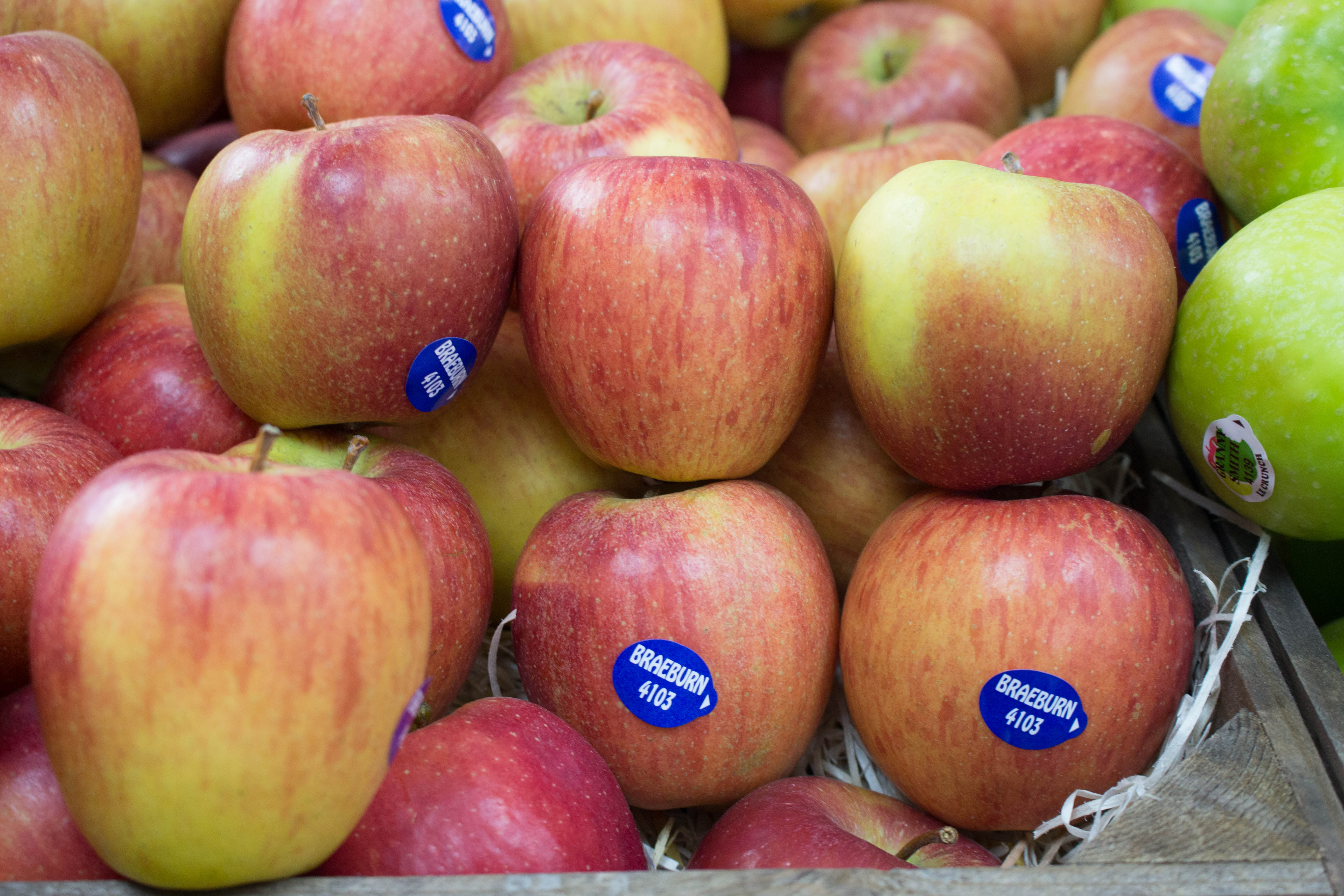 Apples Braeburn (per kg) RossCo